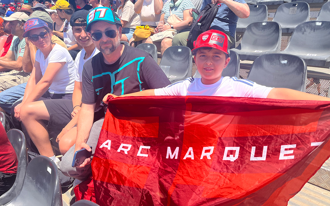 Una familia llegada de Murcia apoyando a Márquez desde la grada 1 / L. Castel