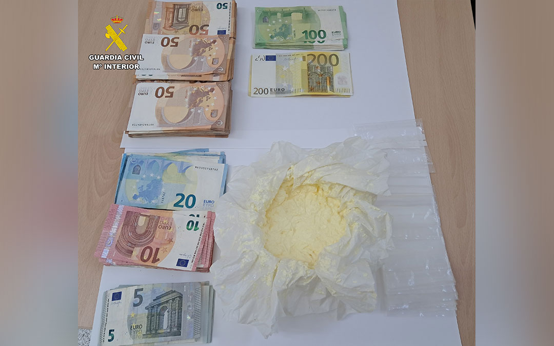 De la detención se incautaron 280 gramos de speed y 16.025 euros en efectivo./ G.C.