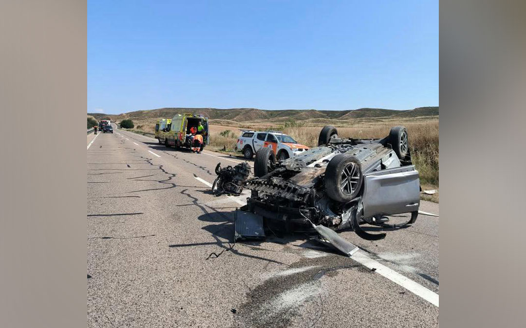 El coche de alquiler terminó en la cuneta y movilizó un amplio operativo ante el aviso de vuelco y persona atrapada. / CEDIDA