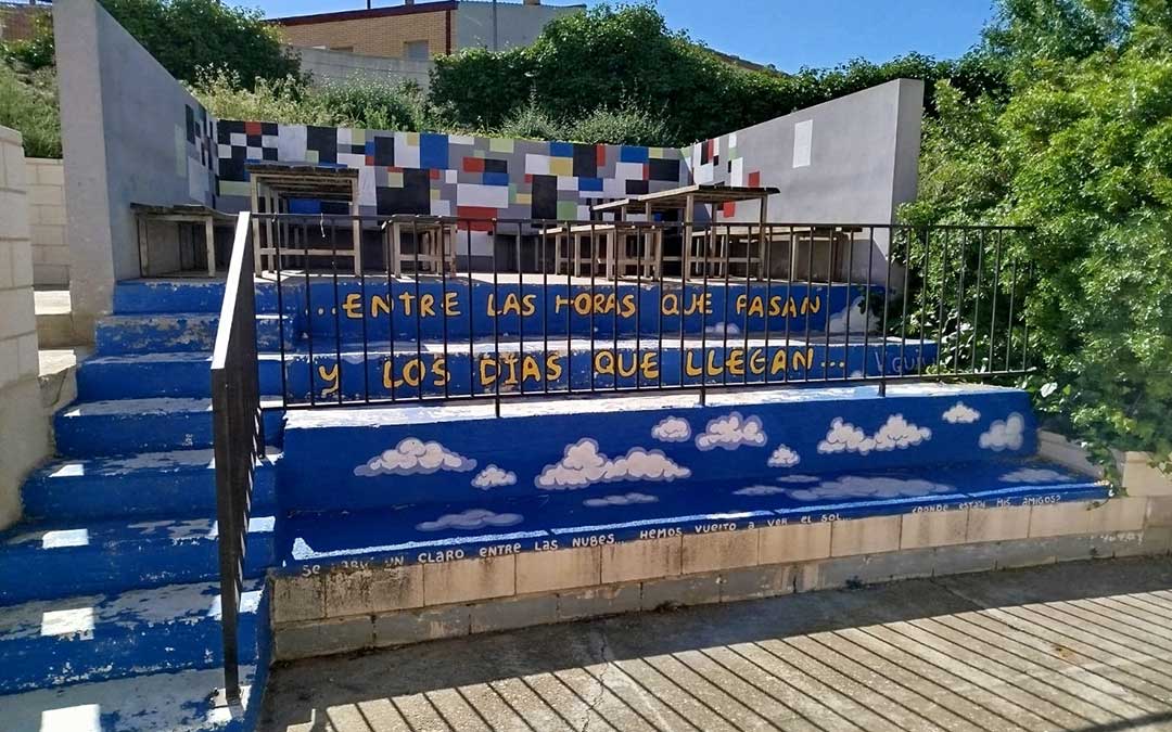 Uno de los poemas de Guiu en las escaleras del IES de Híjar. / L.C.