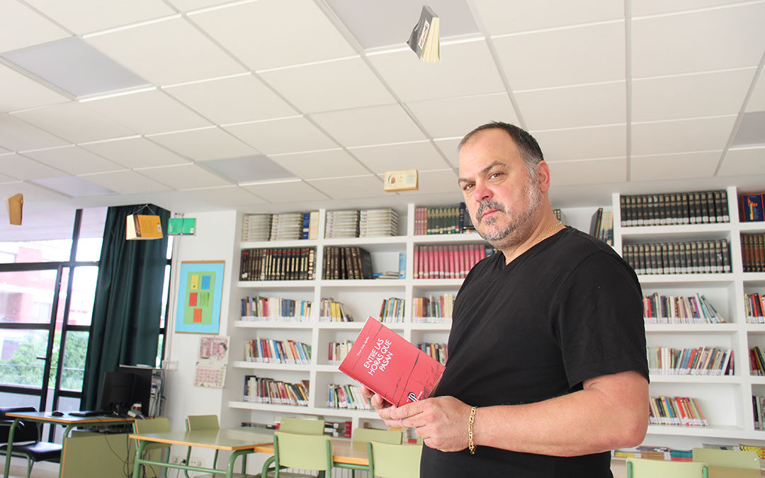 Guiu, en la biblioteca Encarna Ferré del IES de Híjar donde es profesor. / B. Severino