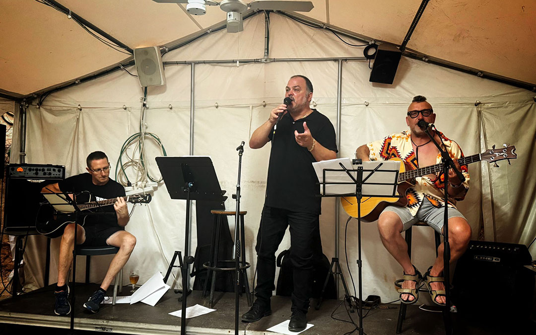 Víctor Guiu, en pleno recital entre Javi Esteban y Gori Pastor como Poética Líquida. / L.C.