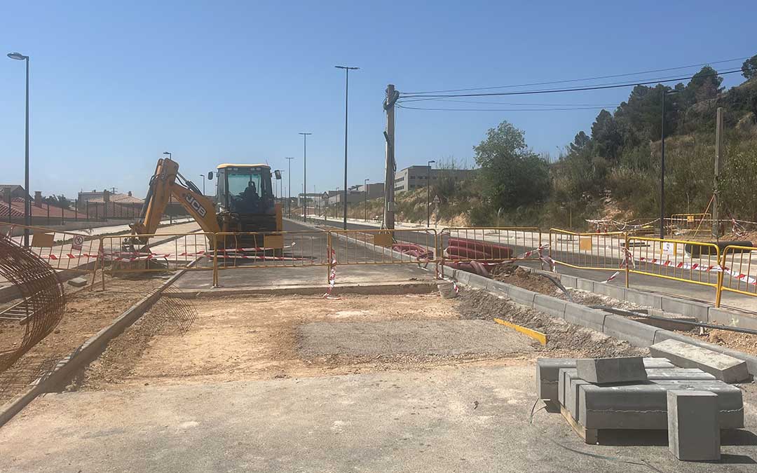 El traslado unos metros de la torre eléctrica situada en el medio del vial ha obligado a realizar nuevas obras / L. Castel