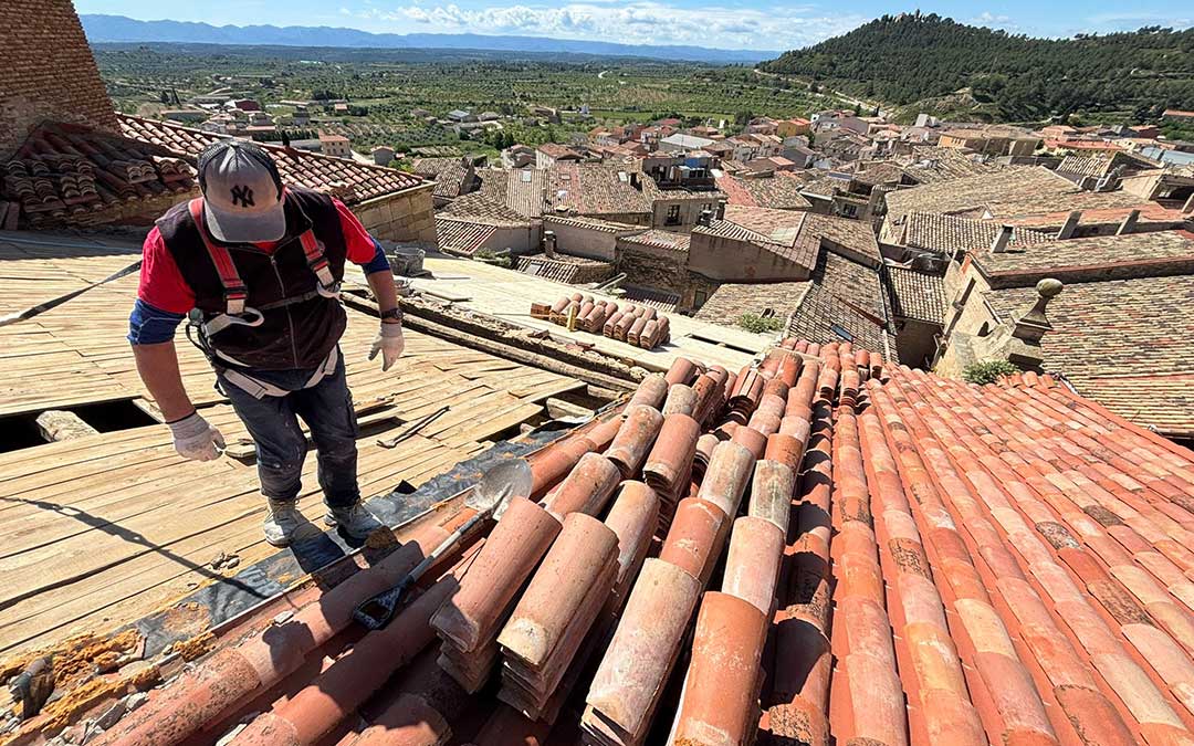 Se están reemplazando las vigas y el tejado en cinco fases. Ahora se están acometiendo las dos últimas / Cofradia de Calaceite