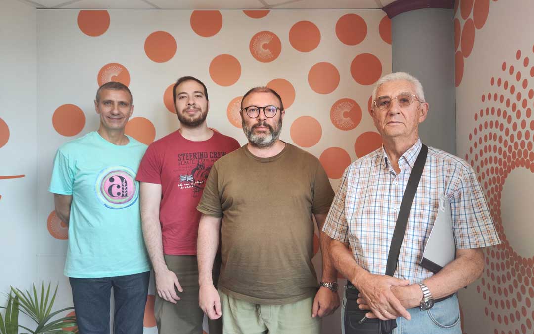 Los artistas en su visita a los estudios de Radio La Comarca./ L.C.