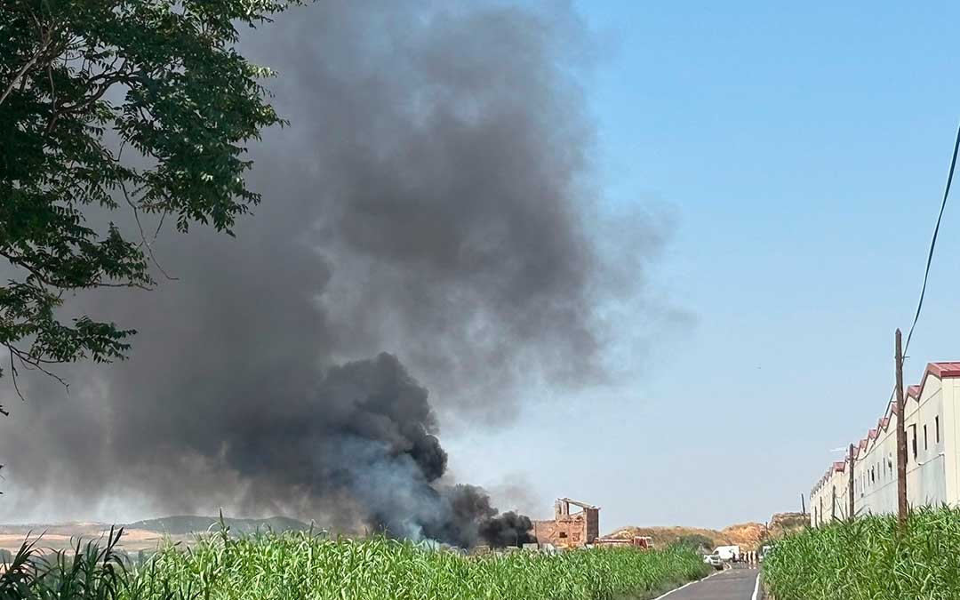 El intenso humo que se veía desde Alcañiz ha alertado a la ciudadanía / La COMARCA