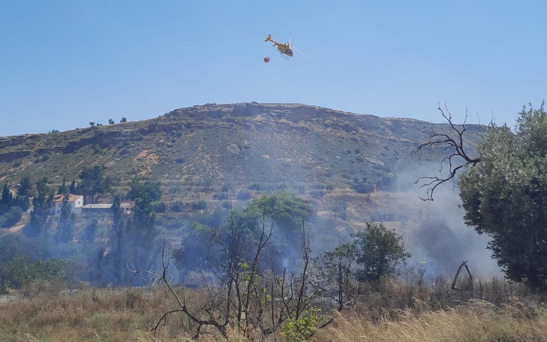 El dispositivo de Infoar, bomberos del parque de Alcañiz y Guardia Civil colaboran en la extinción del incendio./ Infoar