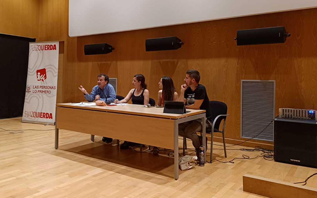 Izquierda Unida organizó el jueves un acto público bajo el título '¿Macrogranjas o futuro?' / IU