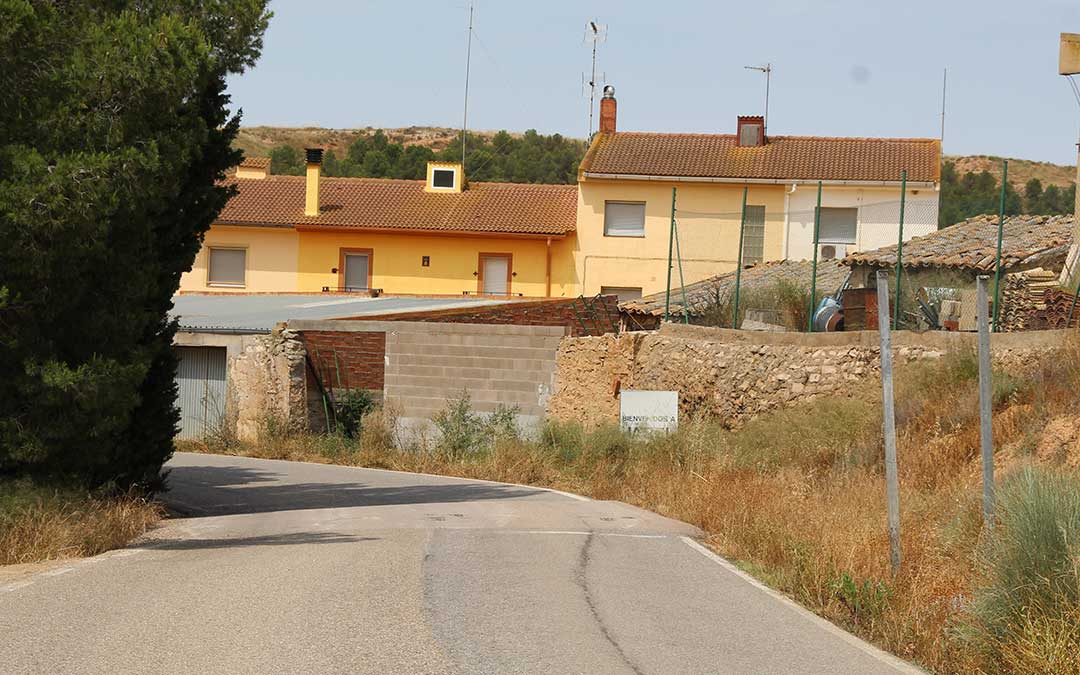 Entrada deteriorada de Jatiel en carretera que lleva a La Puebla de Híjar. / B. Severino