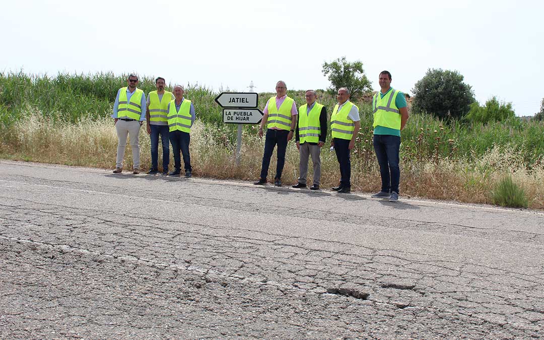 Javier Tena y Pedro Bello, edil y alcalde de La Puebla; Paco Narro (DPT); Jesús Puyol, diputado y alcalde de Híjar; Joaquín Juste, Javier Gómez, y José Salvador (DPT). / B. Severino