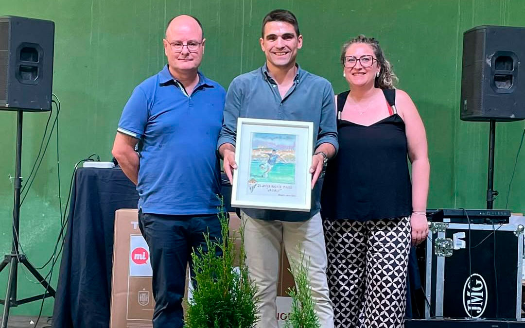 Javier Martín recibió una lámina conmemorativa./ A.C.F.