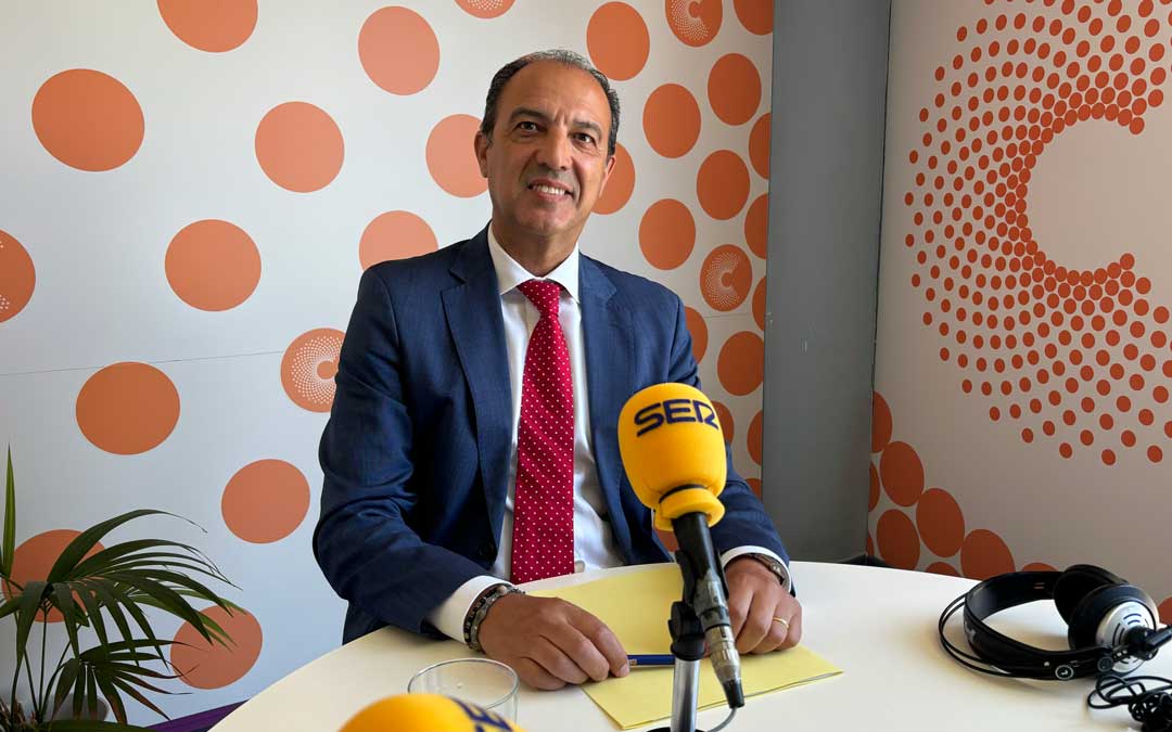 José Luis Bancalero en los estudios de Radio La Comarca./ L.C.