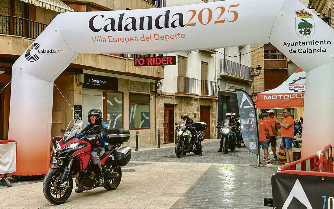 Llegada de los motoristas el sábado a la plaza de España de Calanda. / Ayto de Calanda