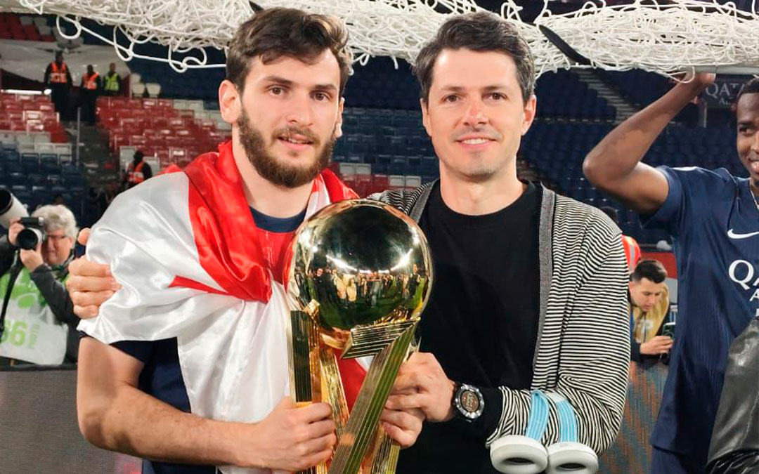 José Carlos Molinos (derecha) junto a Kvara, tras la victoria del PSG en la Champions League./ J.C.M.