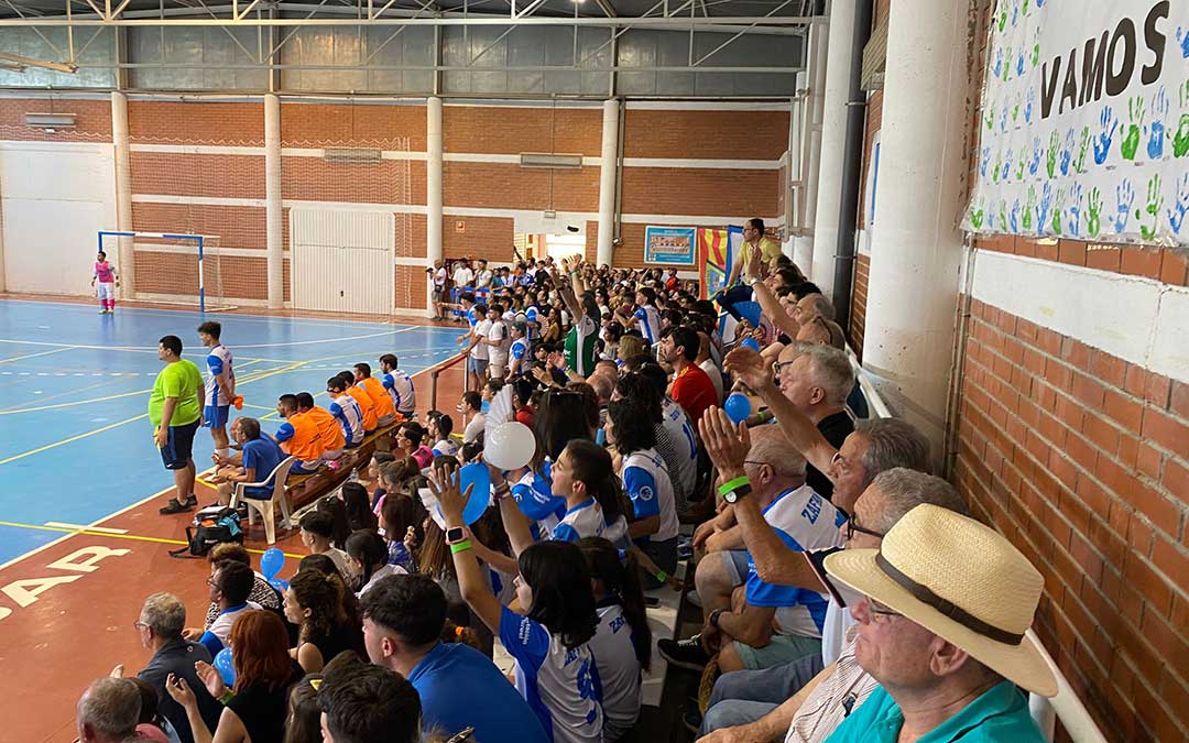 La afición fue el jugador número ocho en el partido de ida en La Puebla llenando el pabellón. / Ayto. La Puebla