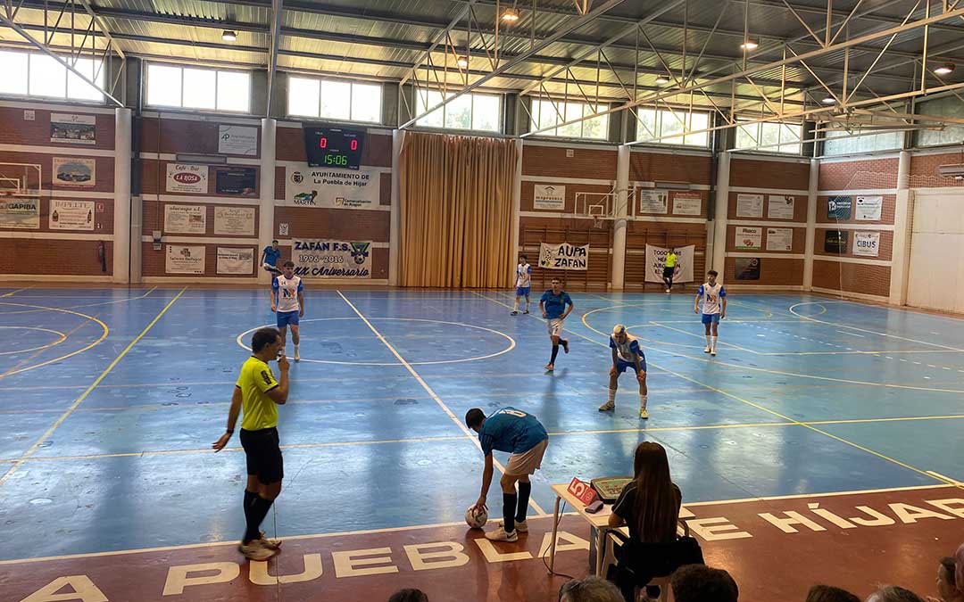 Inicio del choque, que terminó con un 2-4, que irán a remontar. / Ayto. La Puebla