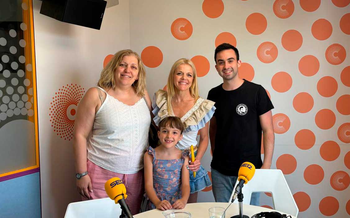 Manuela Broc en los estudios de Radio La Comarca./ L.C.