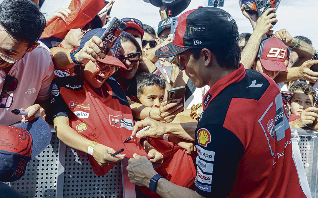 Marc Márquez despertó la locura entre los aficionados este jueves en el Pit Lane Walk de Motorland / Alba Zurita