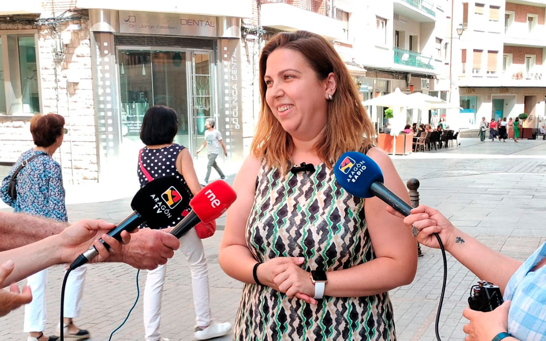 María Ariño durante la atención a medios./ PSOE
