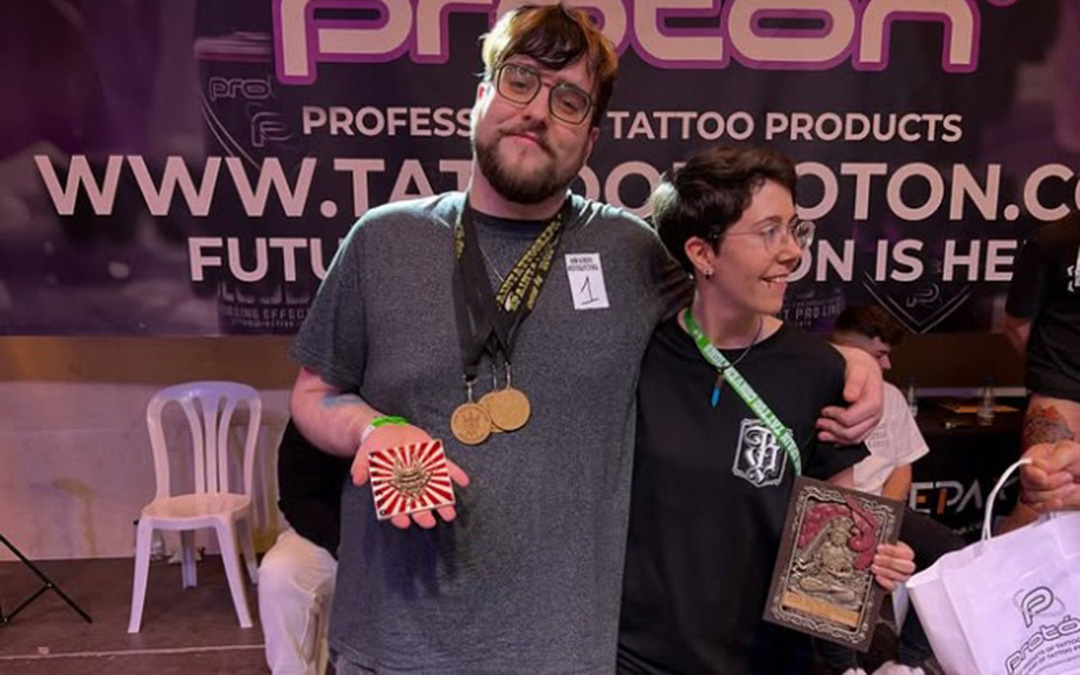 Andrés Giner (@and.resu) muestra su premio como ‘Tatuado’, junto a Ana Andrés (@intramaart), la artífice del dibujo que se llevó un lote de productos profesionales además de su trofeo. / spain_tattoo_convention