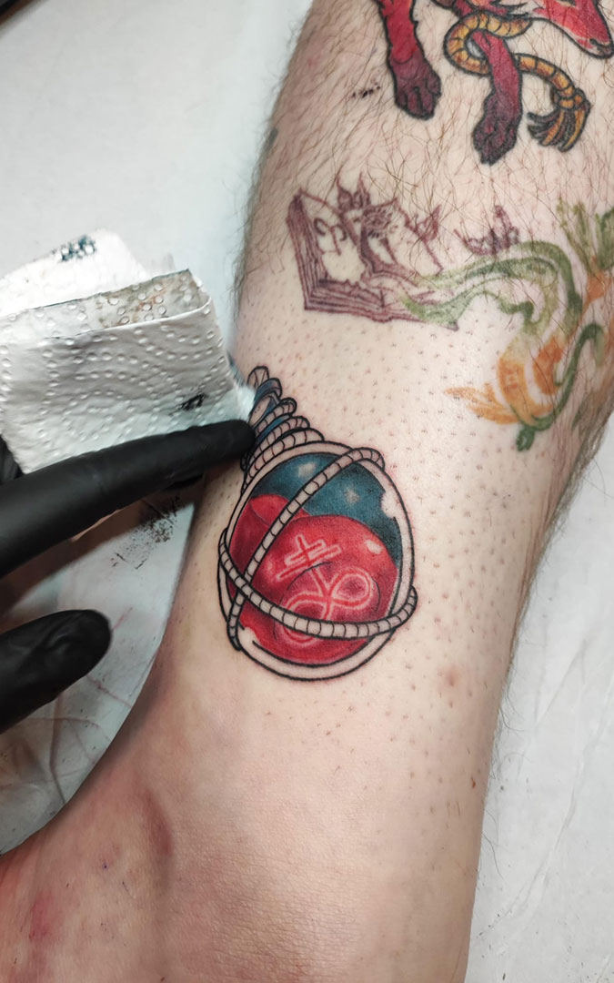 Ana, en plena ejecución de la pócima con el símbolo del azufre que realizó en una jornada. / spain_tattoo_conventio