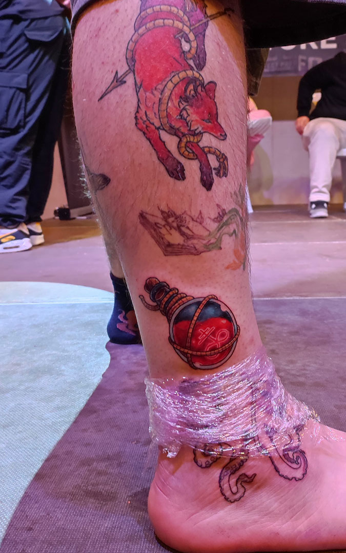 Momento de enseñar el trabajo en el escenario del Palacio de Congresos. / spain_tattoo_conventio