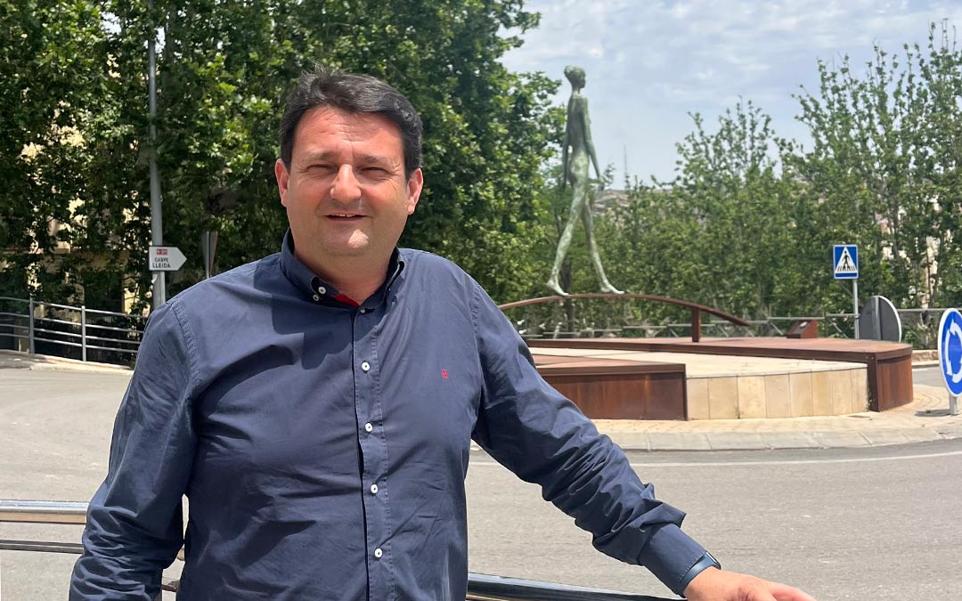 n El alcalde de Alcañiz, Miguel Ángel Estevan, en la plaza Santo Domingo, frente a la Glorieta, que acogerá actos todo el fin de semana/ C.O.