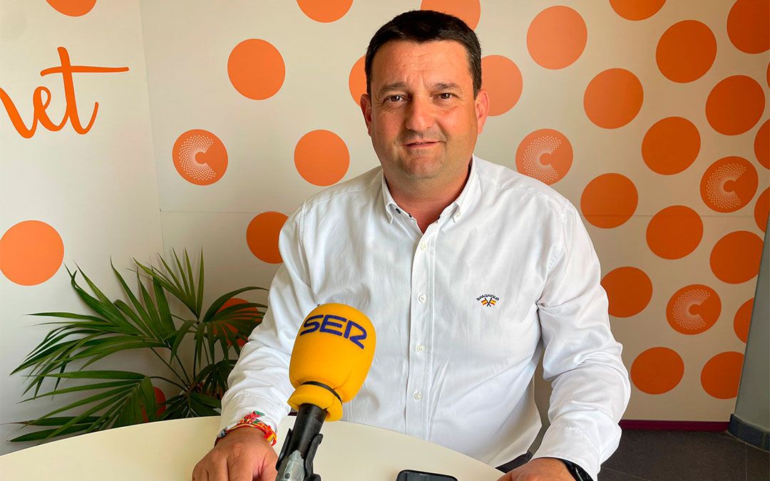 Miguel Ángel Estevan en el estudio de Radio LA COMARCA./ S.F.