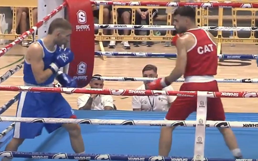 Miguel Sancho, a la derecha, en la primera pelea del Campeonato de España Élite 2025./ RFEBox