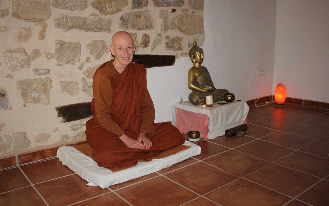Ayya Arindama en la zona de meditación en el monasterio actual en el casco antiguo de Valderrobres / Laura Castel