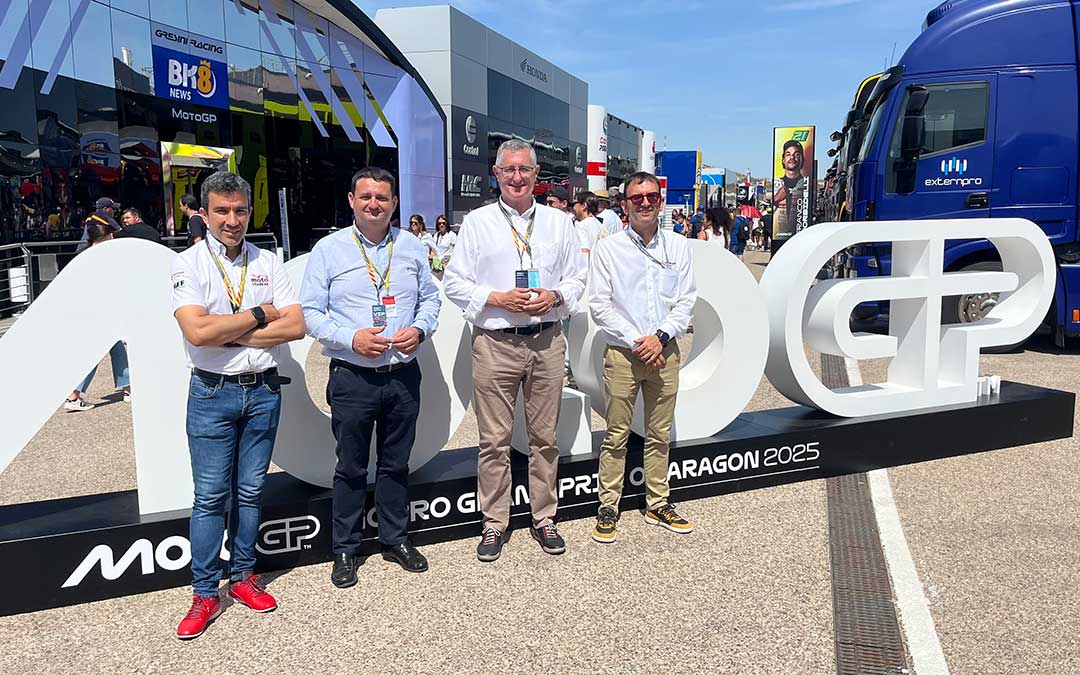 El presidente de Motorland y consejero de Turismo, Manuel Blasco; junto al vicepresidente y alcalde de Alcañiz, Miguel Ángel Estevan; el gerente del circuito, Jorge Panadés; y el director de Technopark, Daniel Urquizu, este sábado en el paddock / L. Castel