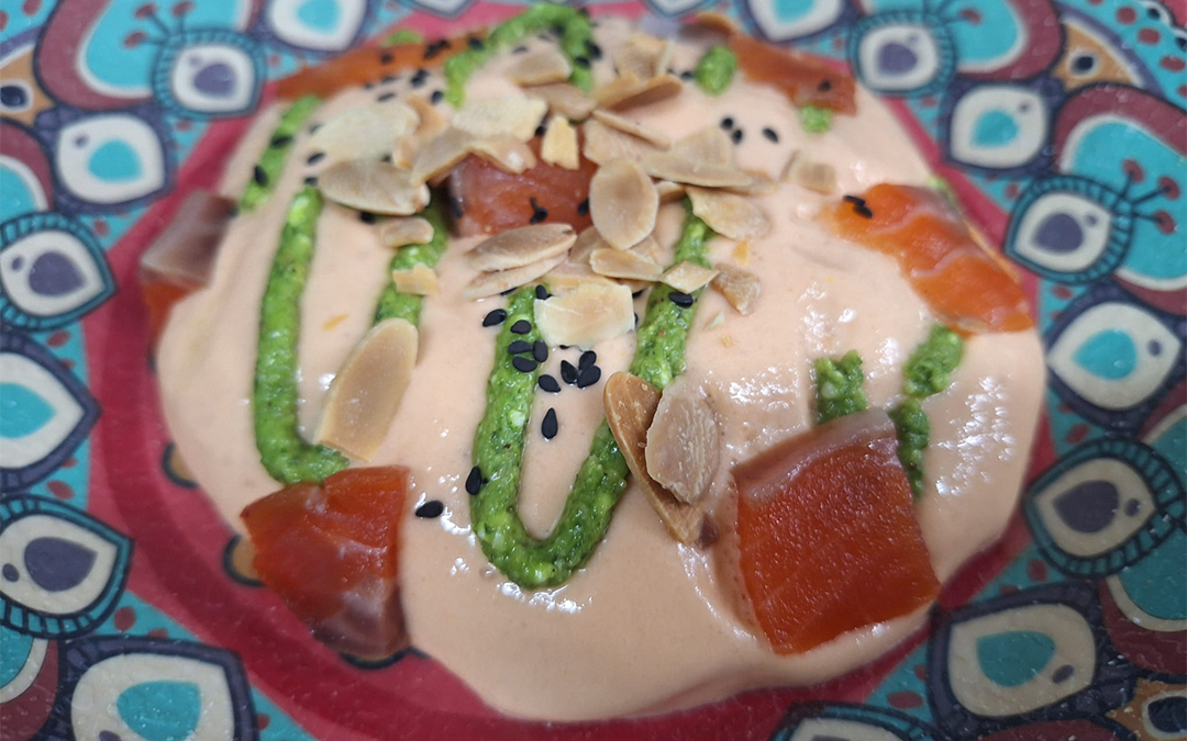 Mousse de salmorejo con trucha ahumada y pesto./ Manuel Barrau