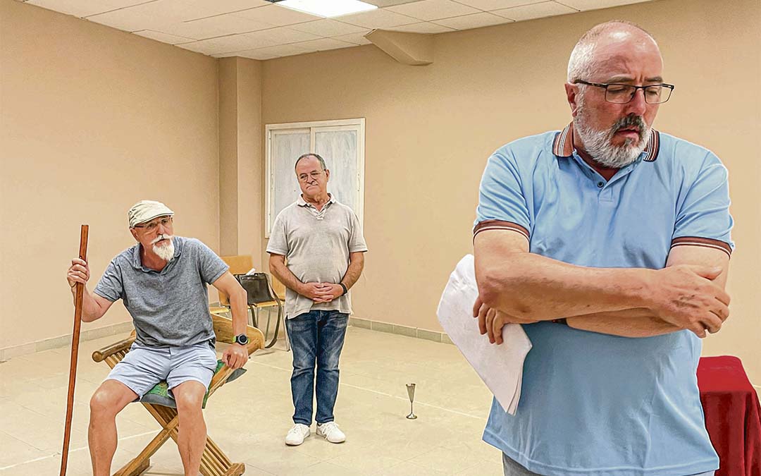 Un ensayo de la escena ‘El Luto y la Lucha’ con Jesús Cirac interpretando a Pere de Çagarriga, a la derecha./ S.F.
