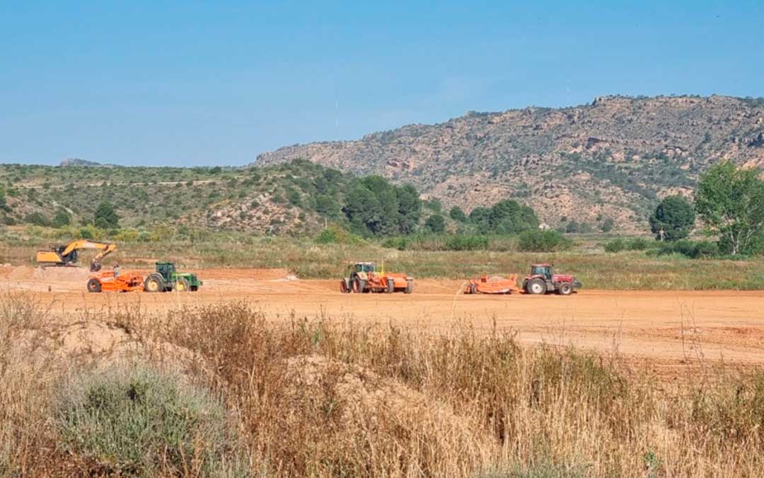 Movimientos de tierras en el solar donde el Grupo Pini construirá su macrogranja en la pedanía alcañizana de Valmuel / Ecologistas en Acción