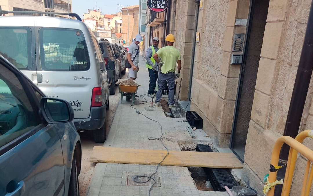 Durante esta semana se han vuelto a levantar las aceras y alcantarillas en la avenida Maestrazgo./ L.C.