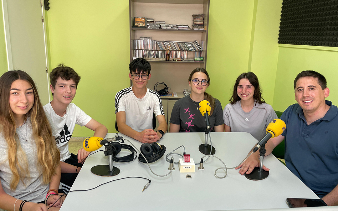 Estudiantes y profesor de los proyectos seleccionados para los premios Gloria Villalba./ S.F.