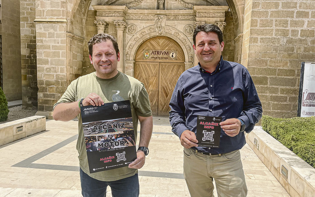 Tito Lizana, técnico de Festejos, junto al alcalde de Alcañiz, Miguel Ángel Estevan, en la presentación. /C. Ortiz
