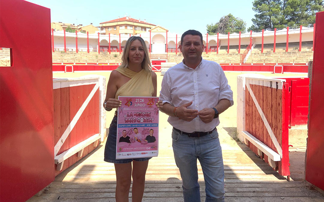 Raquel García, comercial de LOS40, y Miguel Ángel Estevan, alcalde de Alcañiz. / S.C