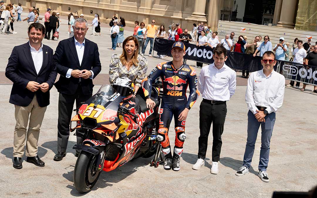 Estevan, Blasco, Chueca, el piloto Pedro Acosta, Ezpeleta y Panadés, en la presentación del GP de Aragón este miércoles en la plaza del Pilar / Fabián Simón