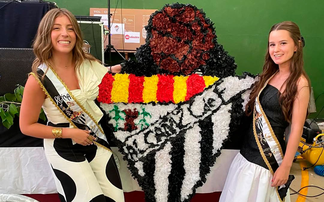 Las dos reinas posan junto al escudo del Alcañiz C.F./ A.C.F.
