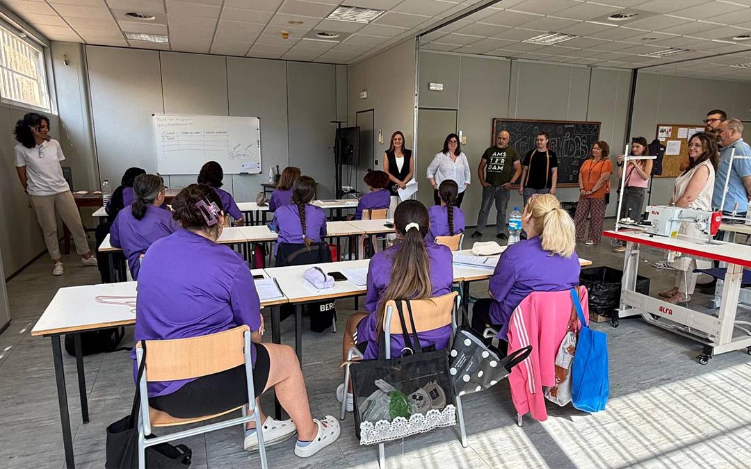 Visita al taller en el día de la presentación oficial de la primera edición de 'Reactivando la cultura del hilo'./ Ayto. Caspe