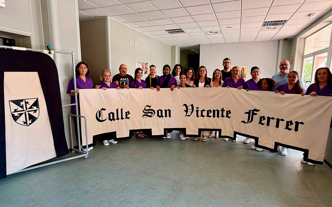 El grupo del programa experiencial con autoridades y los pendones decorativos creados./ Ayto. Caspe