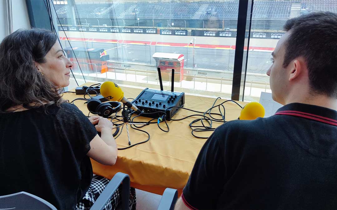 Cristina Vences, producción, y Adrián Dolz, dirección del programa de Radio Circuito./ A.H.