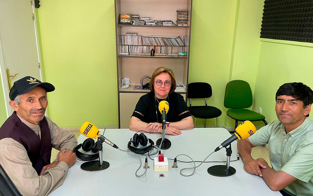MarÍa Pilar Lasheras, Shier Ali e Ismael en Radio Caspe./ S.F.