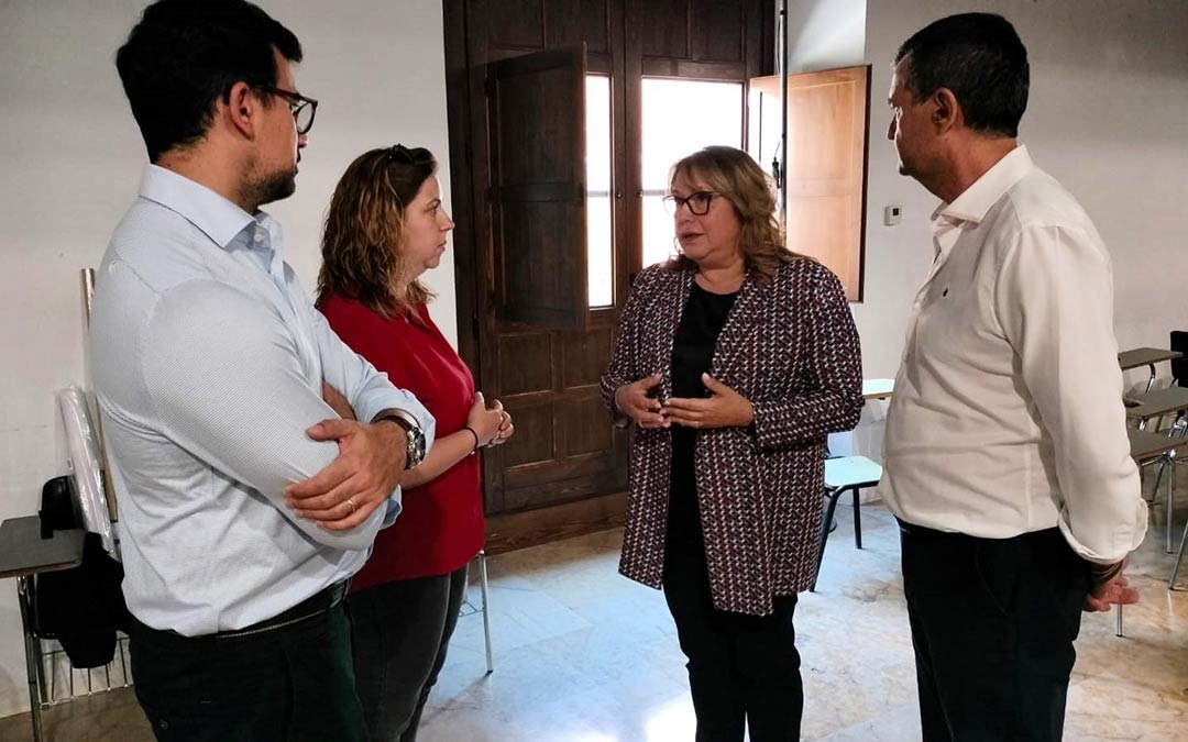 La eurodiputada Rosa Serrano hablando en Alcañiz con la vicesecretaria general del PSOE Teruel, María Ariño, el secretario de Organización, Joaquín Noé, y el consejero comarcal y concejal en Cañada de Verich Óscar Iranzo./ PSOE