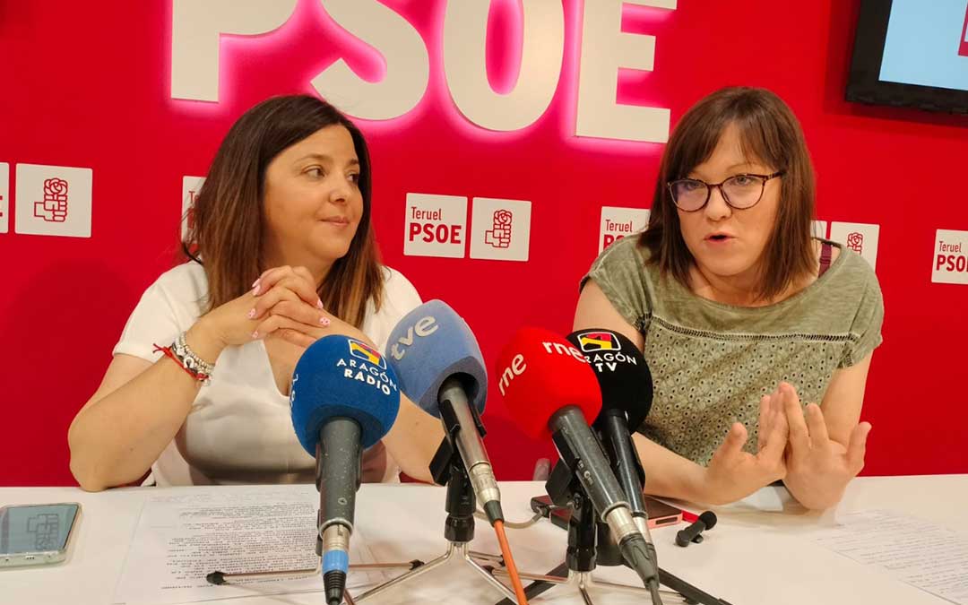 La diputada provincial Ana Cristina Lahoz y la diputada autonómica Mari Carmen Soler este martes en rueda de prensa./ PSOE.