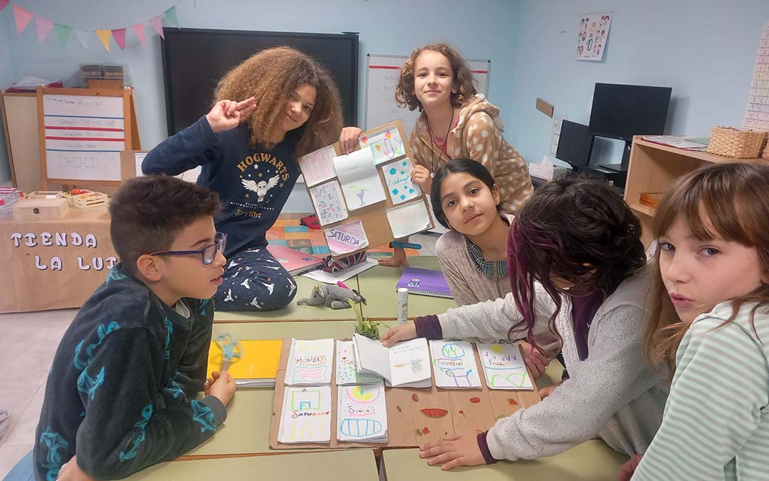 Alumnos del colegio de Ráfales./ C.R.