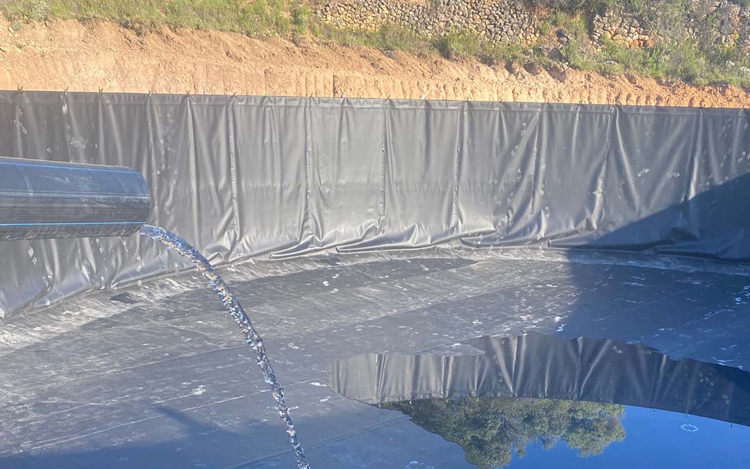 Llenado de agua del nuevo depósito de Ráfales./J.R. Arrufat