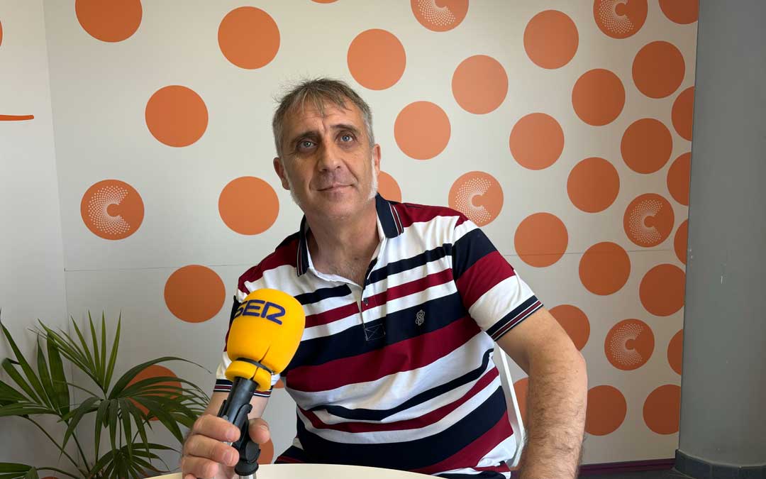 Ramiro Domínguez en los estudios de Radio La Comarca./ L.C.