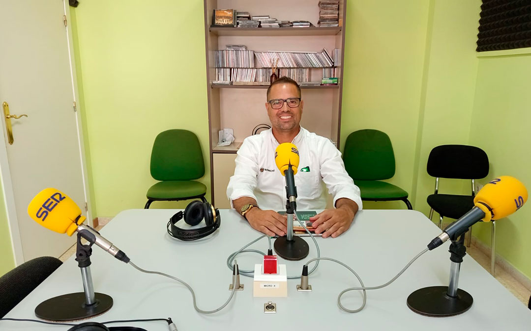 Ramón Repollés en Radio Caspe./ S.F.